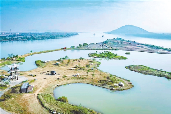大鰲尾濕地公園位于萬里碧道南端堤岸，今年以來通過與本土企業(yè)家合作運營，增設(shè)休閑露營地、“頭盔咖啡店”等新業(yè)態(tài)，讓水鄉(xiāng)生態(tài)與人文潮流融匯交織。