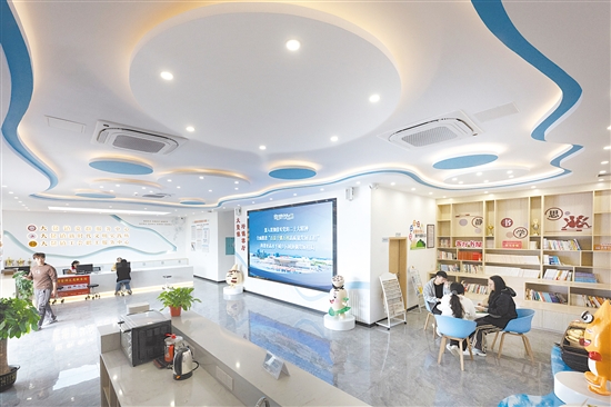 美麗圩鎮(zhèn)客廳結(jié)合“大鰲三寶”形象IP設(shè)計，是面向群眾開放的多元服務(wù)場所。