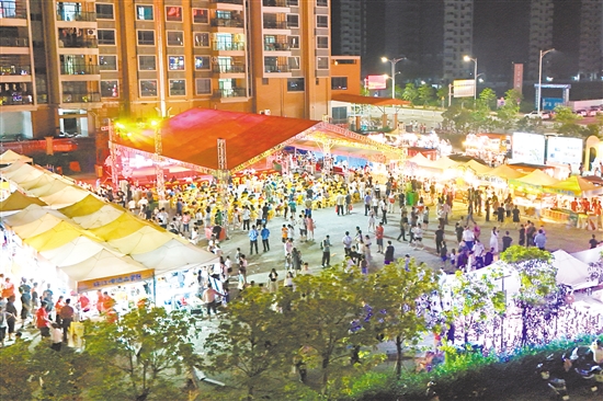 “笑蝦蝦”系列活動是大鰲鎮(zhèn)的文旅招牌，今年開展的“笑蝦蝦”精彩夜繽紛活動吸引大量游客，帶動周邊餐飲、住宿等業(yè)態(tài)蓬勃發(fā)展。