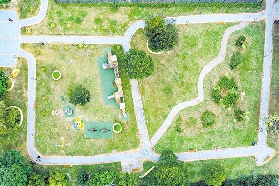 綠美生態(tài)小公園位于圩鎮(zhèn)中心地帶，為群眾提供風(fēng)景秀美的休閑地。