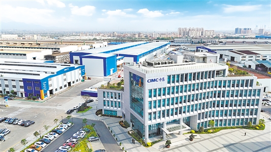 作為中集集團在粵港澳大灣區(qū)的重要研發(fā)制造基地，新會中集工業(yè)園區(qū)占地1067畝，致力于打造“集裝箱+”業(yè)務(wù)矩陣。