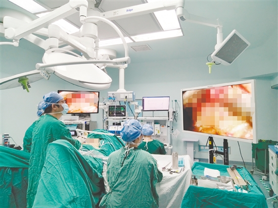 醫(yī)生為患者進(jìn)行手術(shù)。