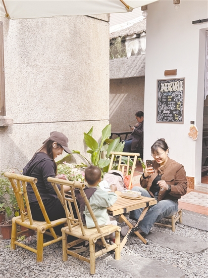 不少親子家庭到店里品嘗窯烤面包。