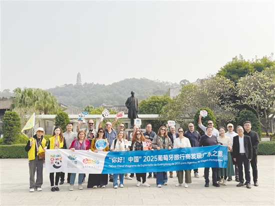 葡萄牙旅行商團(tuán)在梁?jiǎn)⒊示蛹o(jì)念館前合影留念。