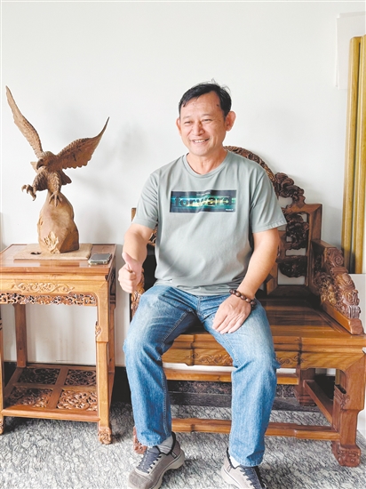 談銘欽和他收藏的金絲楠木家具。