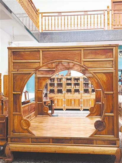 由金絲楠木制成的床。