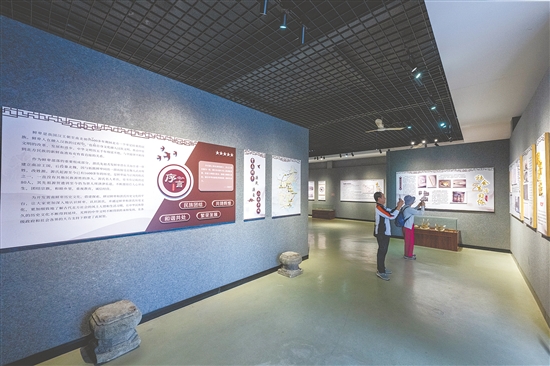 霄南鮮卑古村落文化館全方位展示霄南村的鮮卑歷史和文化底蘊(yùn)，打造鮮卑古村落研學(xué)、閱讀和寫作交流平臺(tái)。