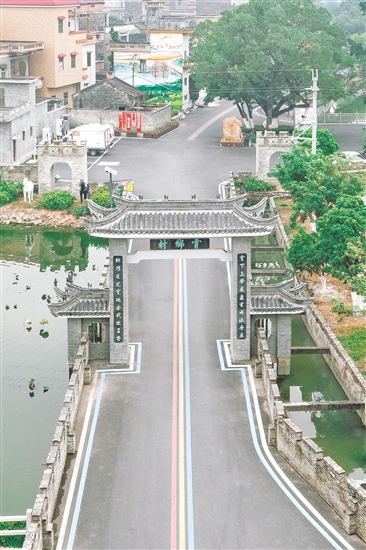 霄南村環(huán)村路平坦?jié)崈?，是該村與華南理工大學(xué)攜手打造的道路安全隱患整治提升示范點(diǎn)。