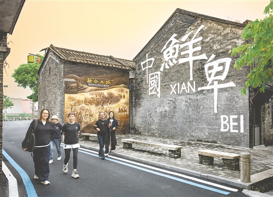 村中的特色墻繪盡顯鮮卑風(fēng)情。