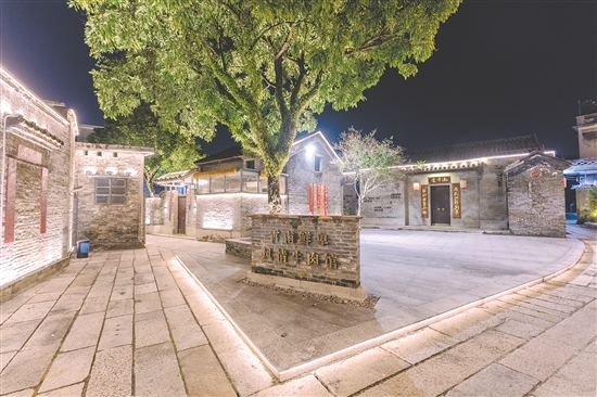 霄南村成功引進(jìn)鳳凰樹下咖啡店、歐葉啤酒小酒館、一盞沉香體驗(yàn)館等品牌，打造地域特產(chǎn)展銷“窗口”。