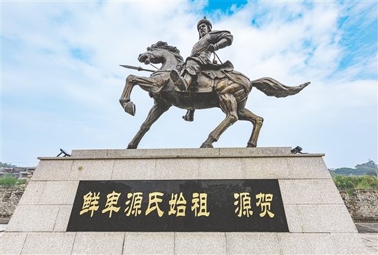 2016年，霄南村以新建源賀廣場為契機(jī)，修建源賀雕像。