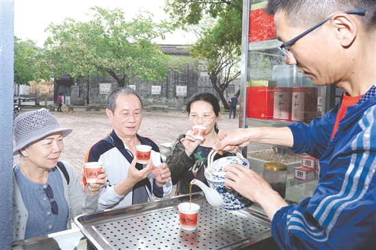 甘和茶是“鶴山三寶”（詠春拳、王老吉、甘和茶）之一。圖為游客在品嘗甘和茶。
