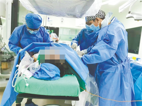 介入醫(yī)學(xué)團(tuán)隊(duì)為患者進(jìn)行治療。