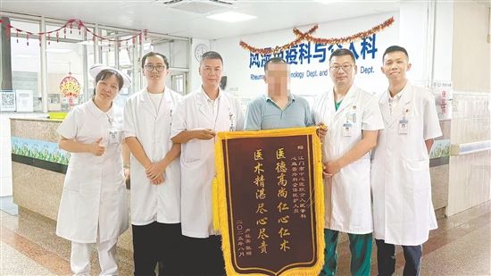 患者為介入醫(yī)學(xué)團(tuán)隊(duì)送上錦旗。