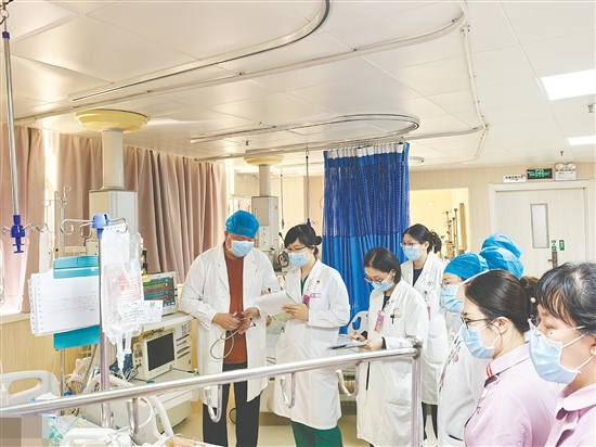 多學(xué)科醫(yī)護人員會診中。