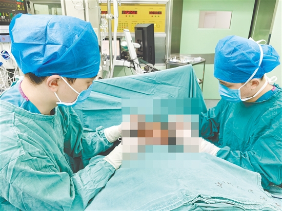 醫(yī)生為患者進(jìn)行手術(shù)。