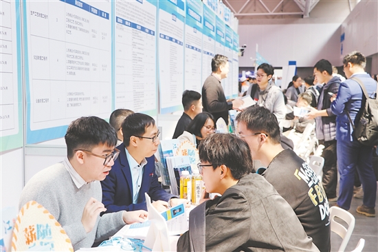 今年以來，蓬江區(qū)精心舉辦線上線下招聘會(huì)及對(duì)接交流活動(dòng)40場，組織企業(yè)赴多地開展招才引智活動(dòng)。