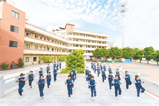 學生們在練中醫(yī)養(yǎng)生操。