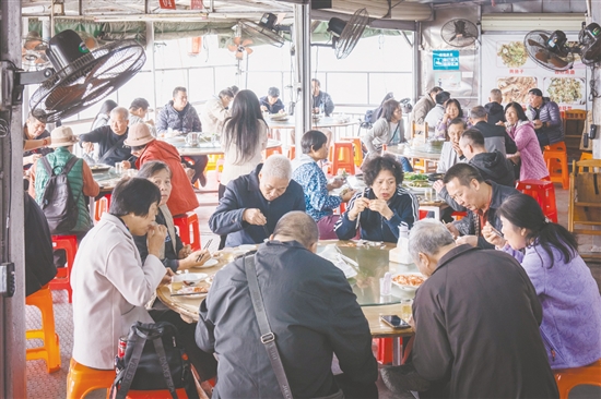 黃沙蜆、黃魚、河蝦被譽(yù)為石板沙“三寶”，每年清明時(shí)節(jié)前來嘗鮮的游客絡(luò)繹不絕。