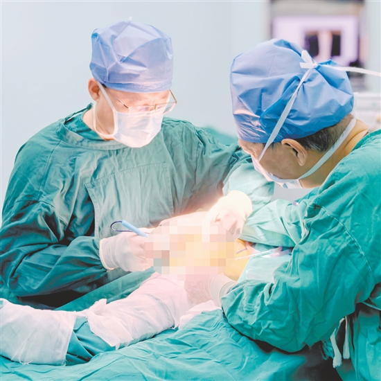 醫(yī)生為患者進(jìn)行手術(shù)。
