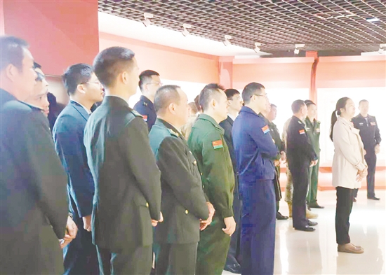 江門軍分區(qū)全體官兵到江門市廉政教育基地參觀。