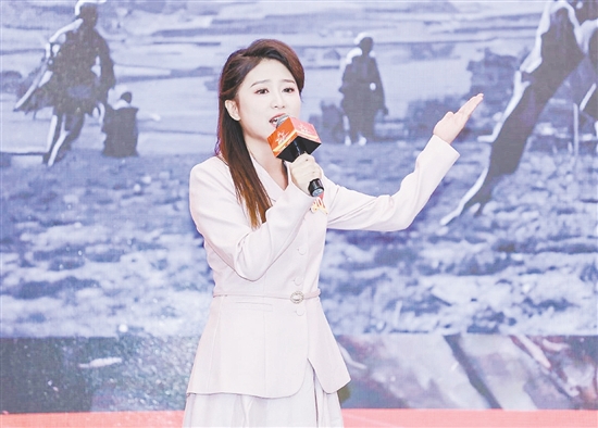 黎穎欣聲情并茂地演講《以“攝影”為武器的追光者》。