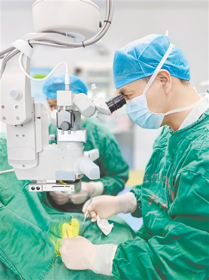眼科醫(yī)生為患者進(jìn)行“翼狀胬肉切除+角膜移植術(shù)”。