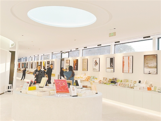 位于塘口舊墟的先鋒書店吸引眾多游客前來打卡。