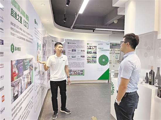 龐太武（左）向創(chuàng)業(yè)者講解企業(yè)孵化器和江海發(fā)展機(jī)遇。
