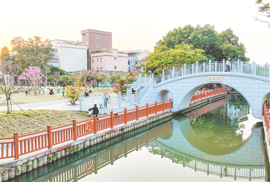 橫跨河道的德秋橋是高村村的標(biāo)志性景觀，為村民出行帶來便利。劉淑君