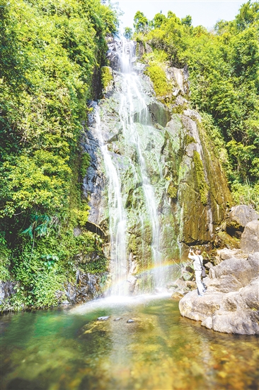 廣東響水龍?zhí)妒〖?jí)森林公園溪流眾多，形成多處瀑布，吸引不少游客前來旅游觀光。