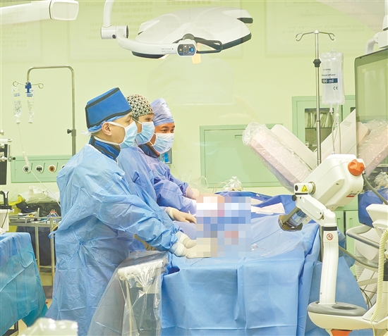 介入團(tuán)隊(duì)為危重患者開展手術(shù)治療。