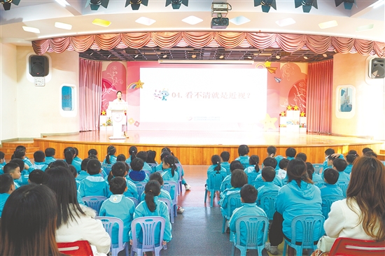 林燕婷講述近視防控知識(shí)。
