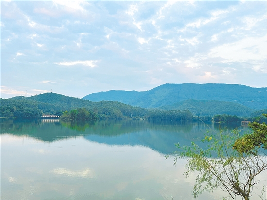 蓬江蘭石公園湖光山色，景色優(yōu)美。