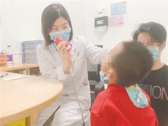 反復(fù)高燒、喉嚨痛、脖子腫是“親吻病”的典型癥狀。