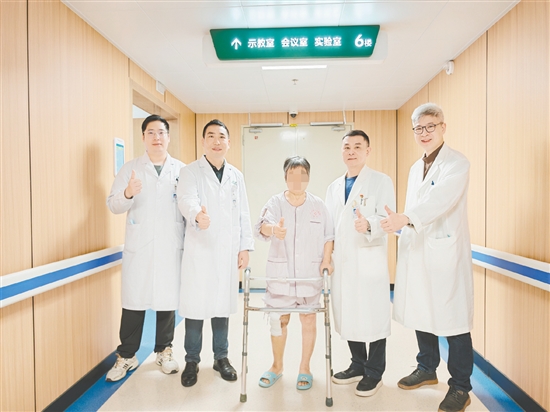 患者對治療效果滿意，為手術(shù)團(tuán)隊點贊。