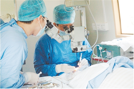 鐘景賢為眼疾患者進行白內(nèi)障手術(shù)。