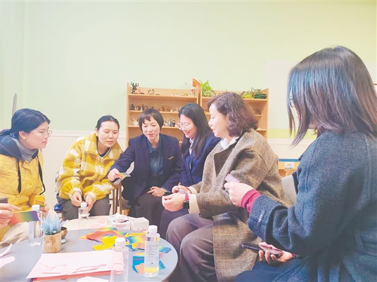 沙龍現(xiàn)場，家長們正在互動。