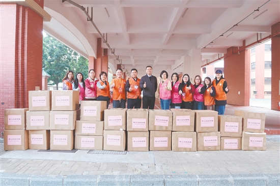 本次捐贈(zèng)籌措到衣服25箱共996件，圖書(shū)1箱共198本。