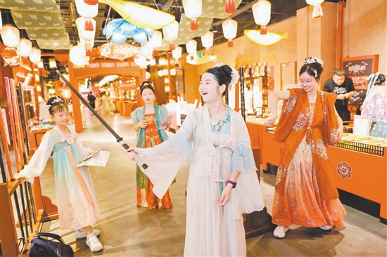 在西安追憶古都研學(xué)營“劇本殺”活動中，營員們扮演不同角色。