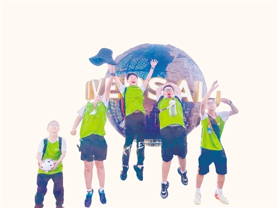 北京研學(xué)營中，營員們在北京環(huán)球影城快樂合影。