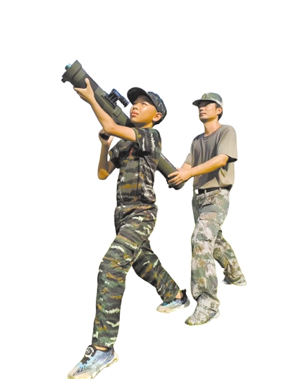 營員在教官指導(dǎo)下體驗(yàn)火箭筒射擊。