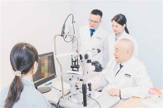 王立在診治患者的同時不忘言傳身教。