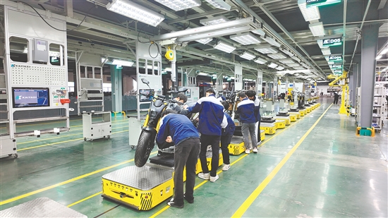 在珠峰摩托生產(chǎn)車間里，工人們正在進(jìn)行整車組裝與檢測(cè)，一派熱火朝天的景象。
