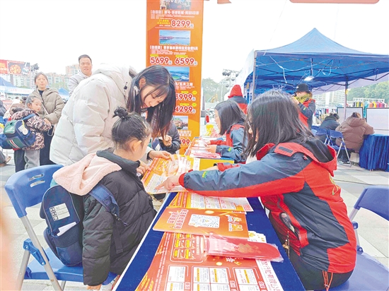 現(xiàn)場(chǎng)，不少家長(zhǎng)圍在展示攤位前咨詢，對(duì)沉浸式研學(xué)模式充滿興趣。