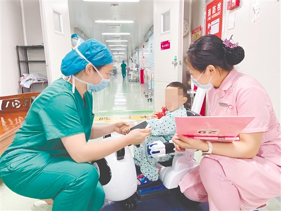醫(yī)護(hù)人員為患兒進(jìn)行術(shù)前確認(rèn)。