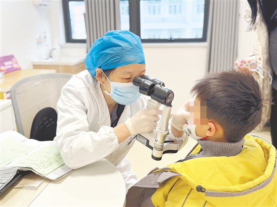 醫(yī)生在為患兒做檢查。兒童健康大樓的設(shè)計(jì)理念是“以患兒為中心”。