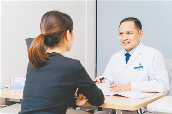 趙春陽(yáng)在了解患者情況。