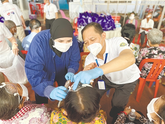 趙春陽(yáng)（右）參加義診。