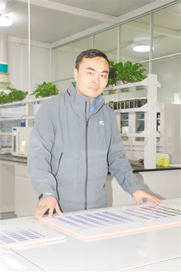 侯金章，廣東道氏技術(shù)股份有限公司研發(fā)一部研發(fā)高級工程師。其面對復(fù)雜技術(shù)難題從不退縮，查閱大量資料并反復(fù)進(jìn)行實(shí)驗(yàn)驗(yàn)證，帶領(lǐng)團(tuán)隊(duì)攻克技術(shù)瓶頸，成功研發(fā)創(chuàng)新陶瓷材料并實(shí)現(xiàn)成果轉(zhuǎn)化，為公司創(chuàng)造顯著效益。其團(tuán)隊(duì)于2022年、2024年獲評公司“王者之師”；本人2024年被評為公司“中流砥柱”，2023年當(dāng)選恩平市政協(xié)委員。